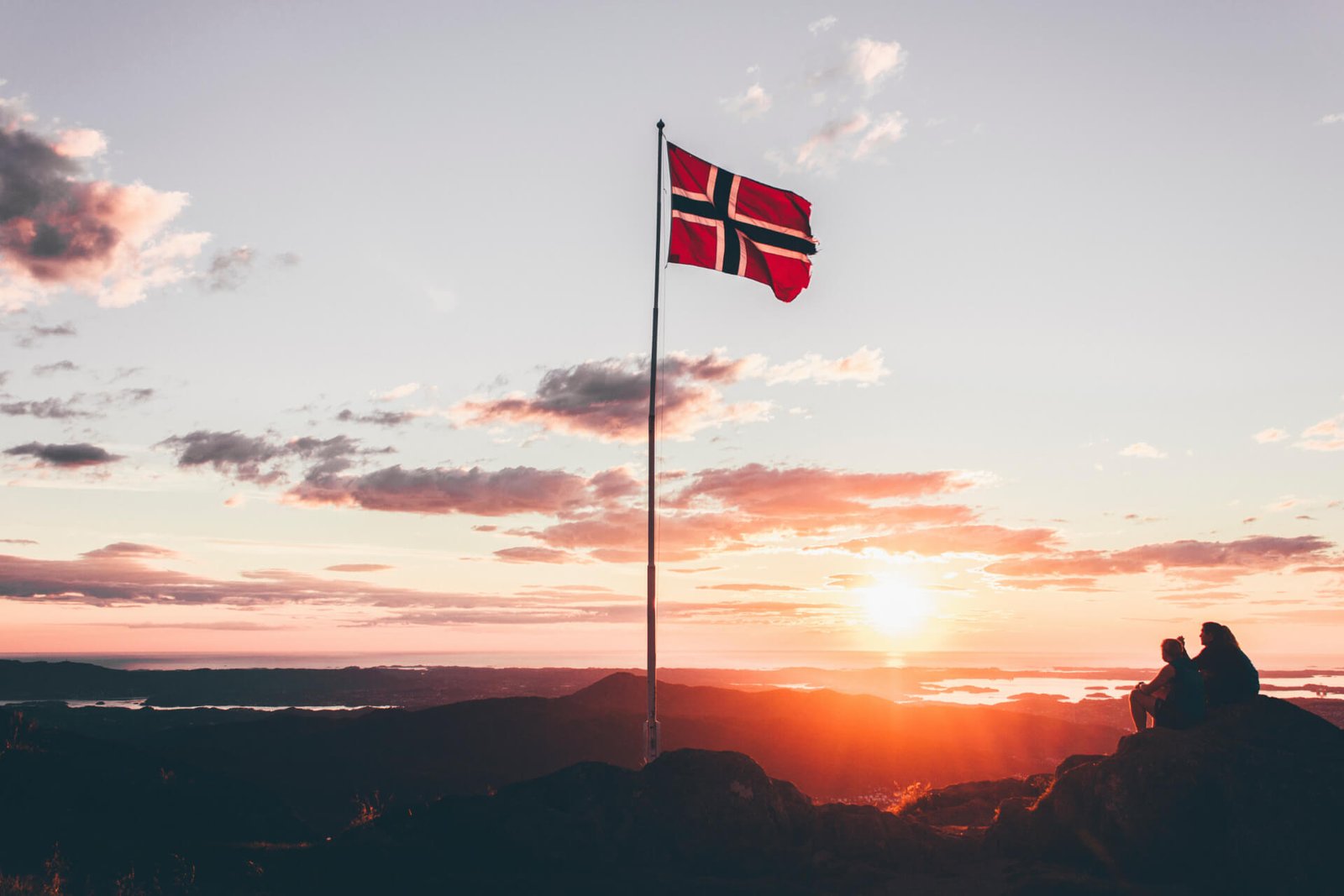 noorwegen vlag bij zonsondergang