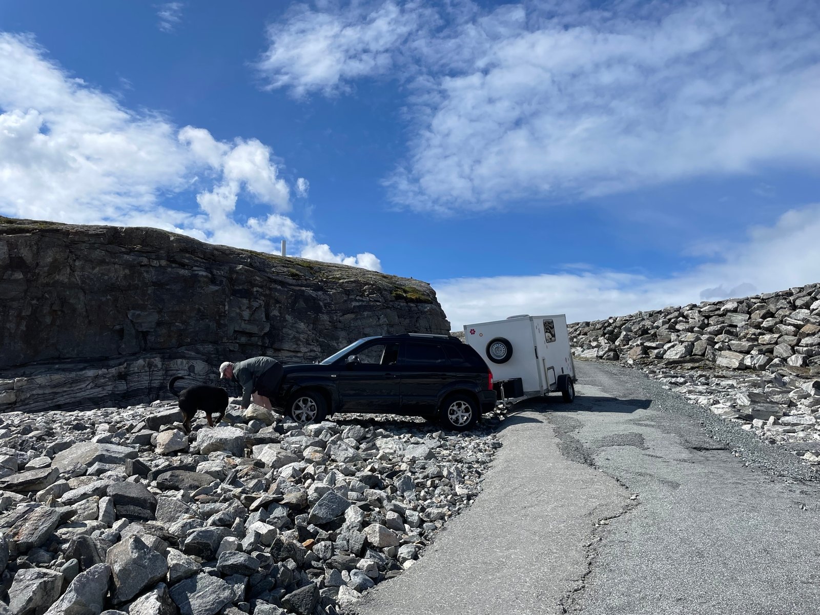 stenen goedleggen om er overheen te rijden