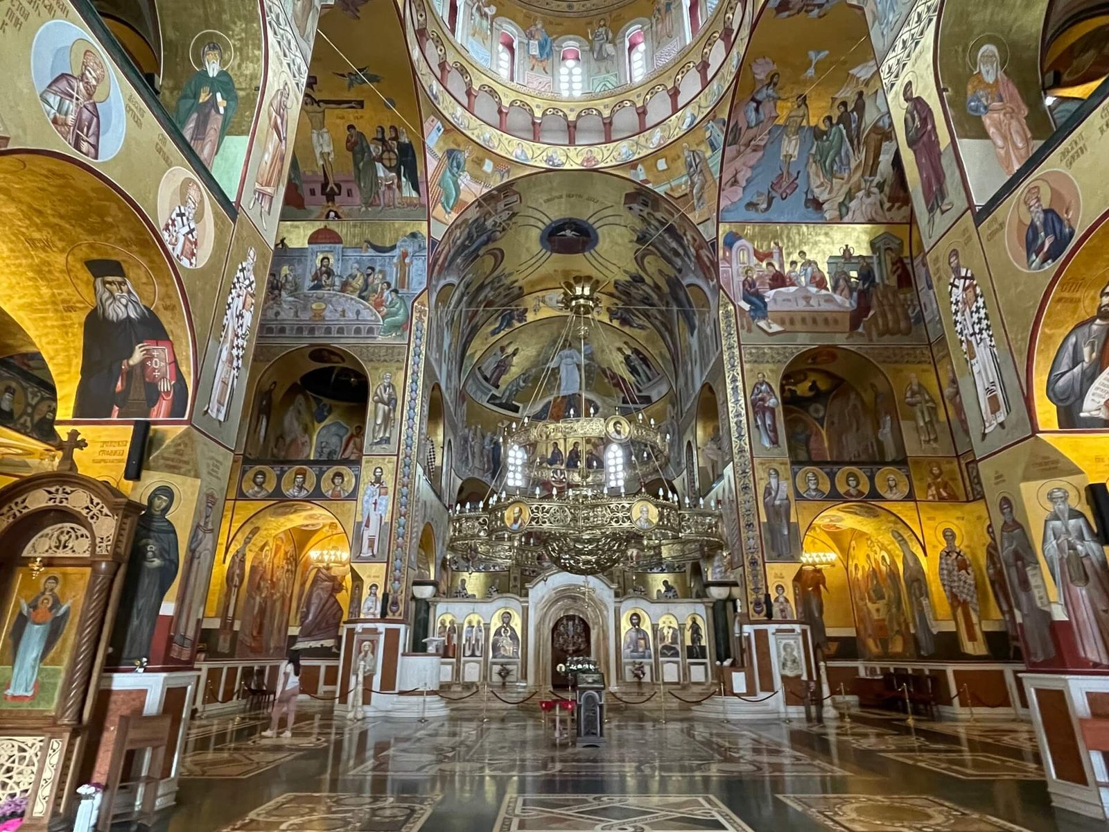 podgorica cathedral resurrection christ binnen