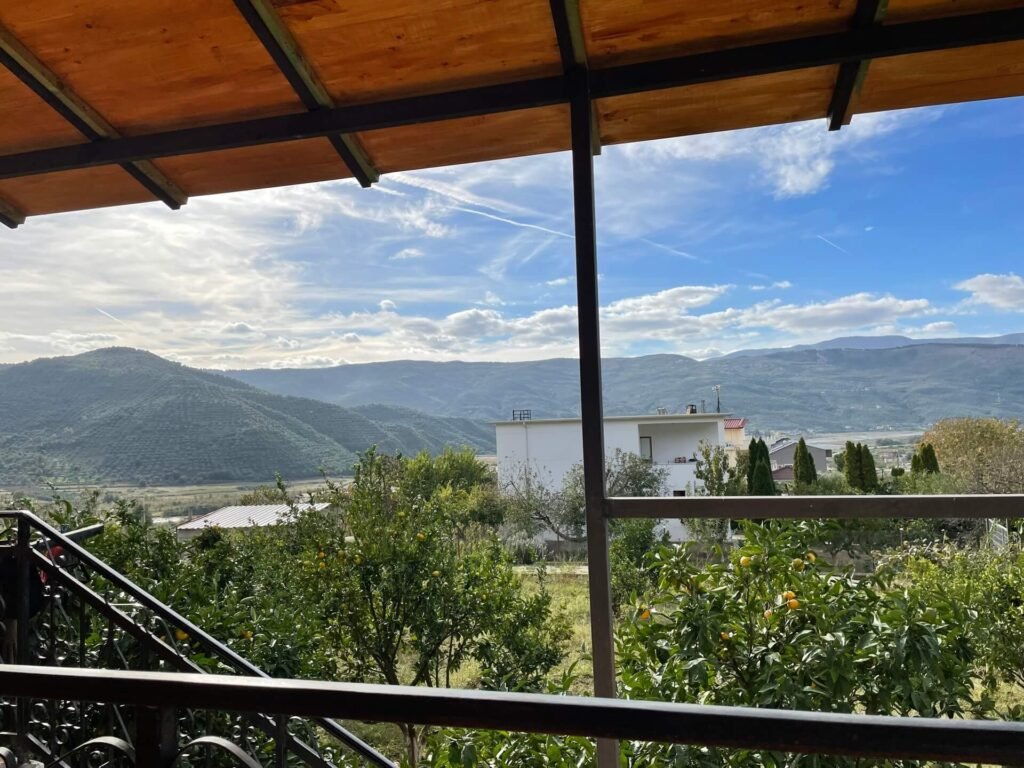 vila xhaferaj berat uitzicht veranda