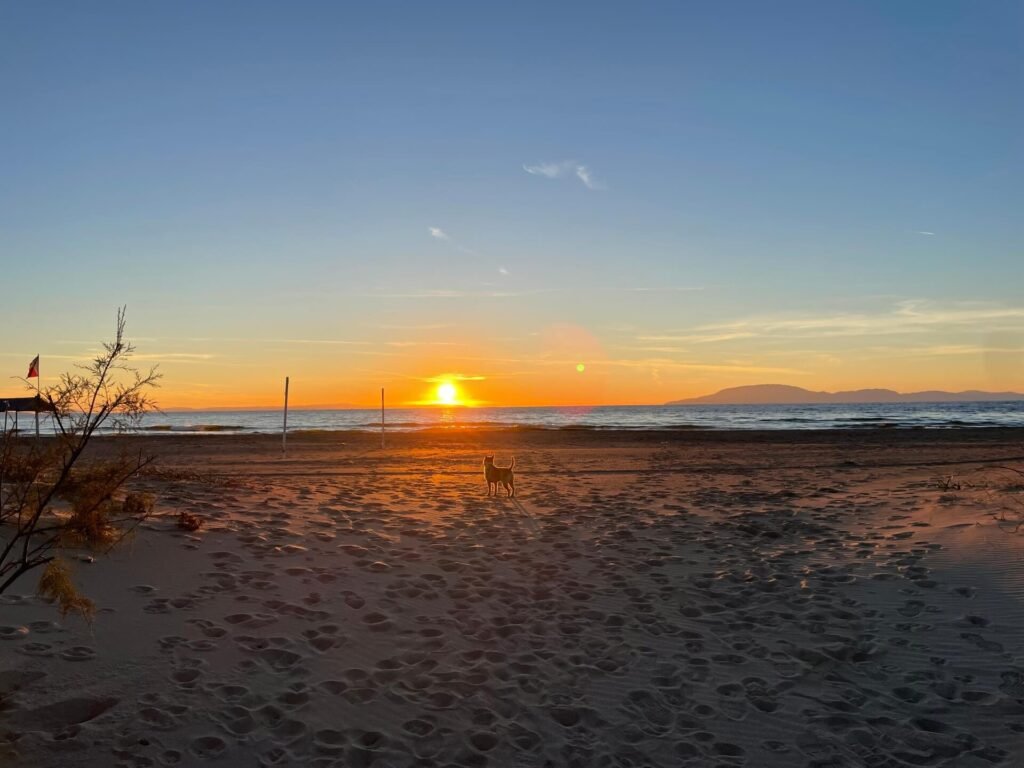 kalogria beach zonsondergang