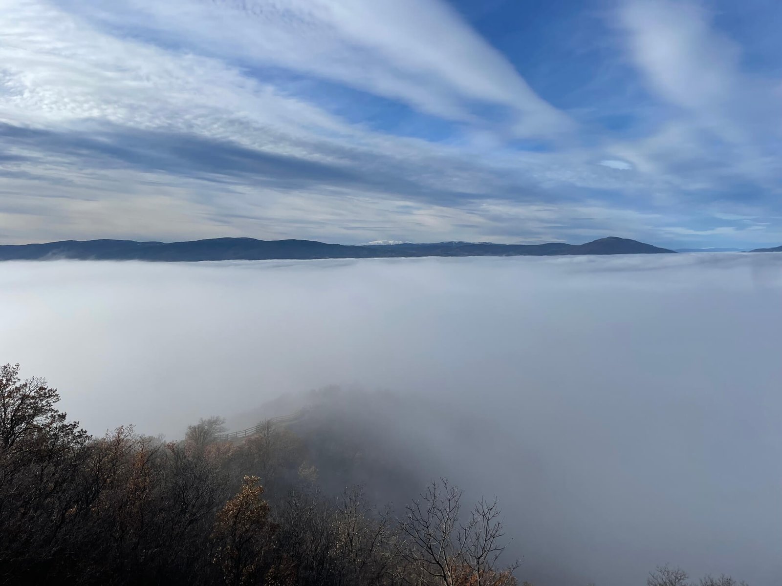 stob pyramids boven de mist