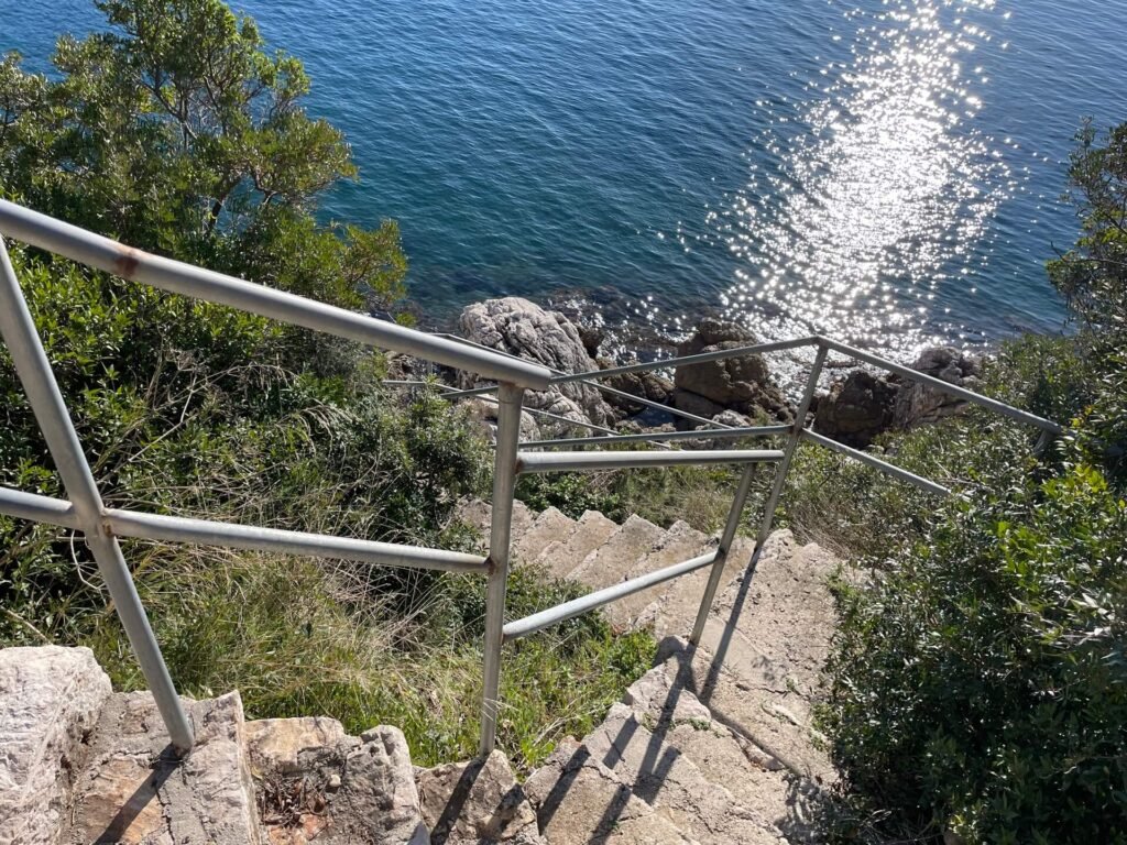 dubrovnik lapad steile rotsstrandtrapjes