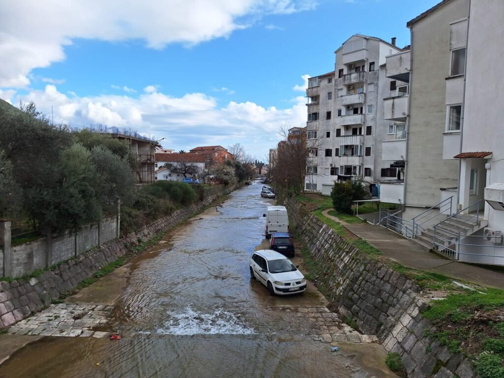 budva parkeer maar in het kanaal