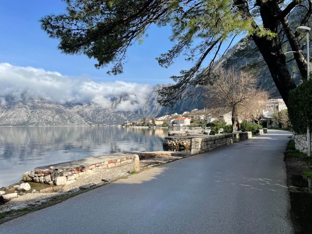 kotor bay mooi kustwandelen