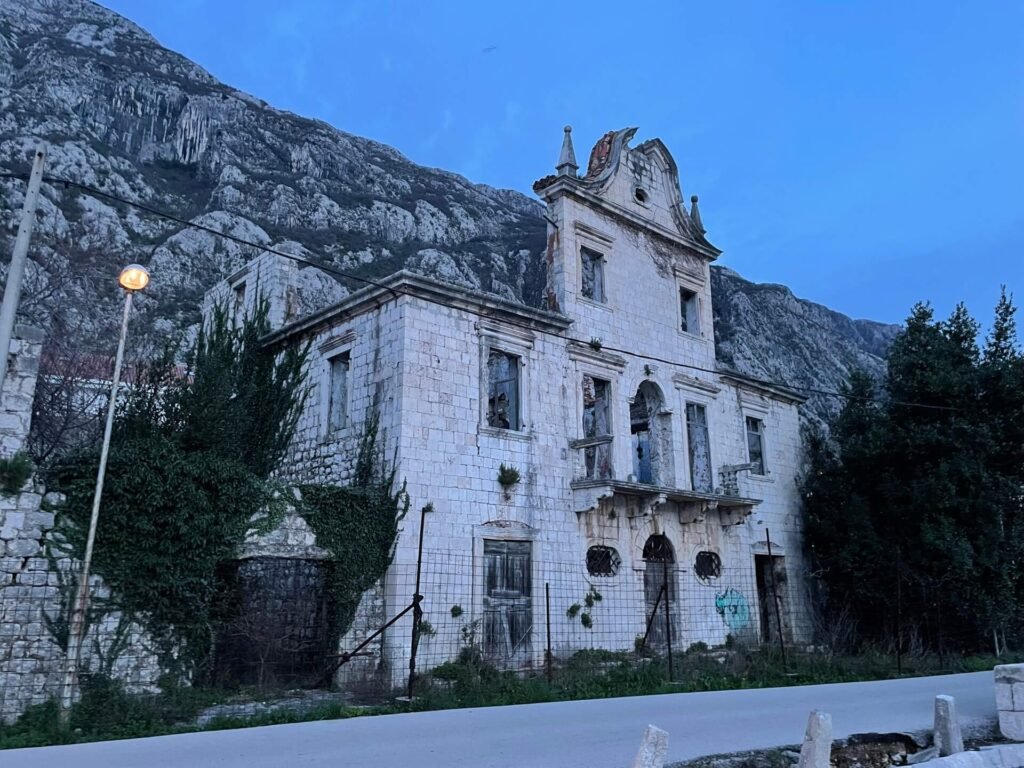 kotor ruine zijkant