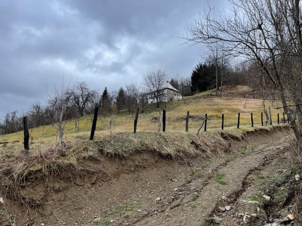 Polja huis op heuvel
