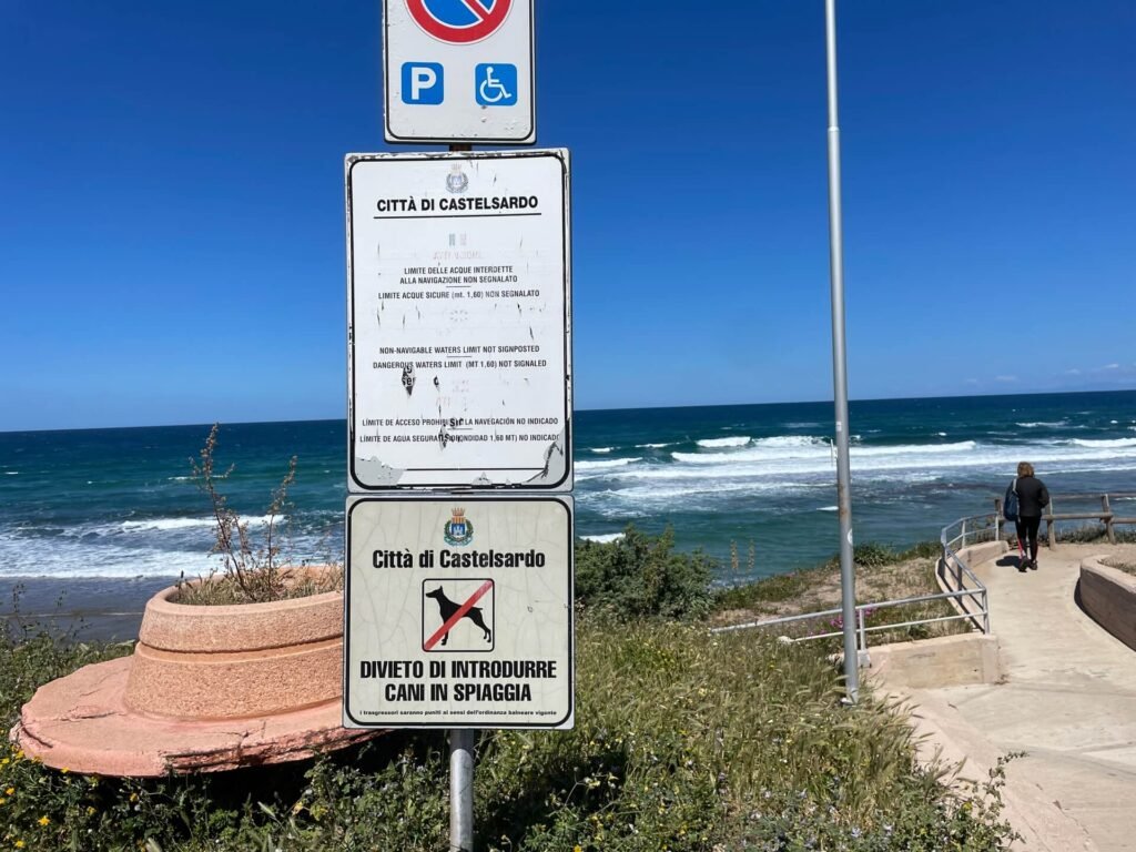 castelsardo honden niet op strand