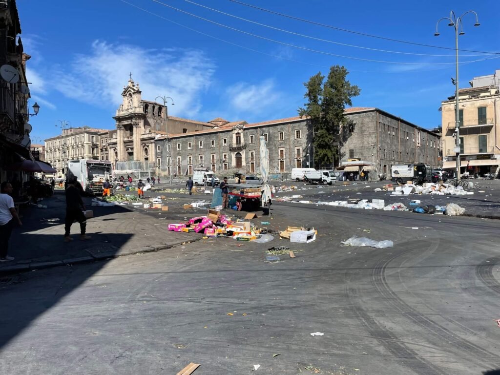catania citytrip markt weg rommeltje