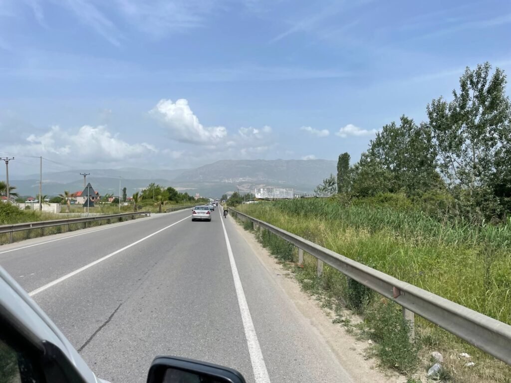 albanie fietser op snelweg