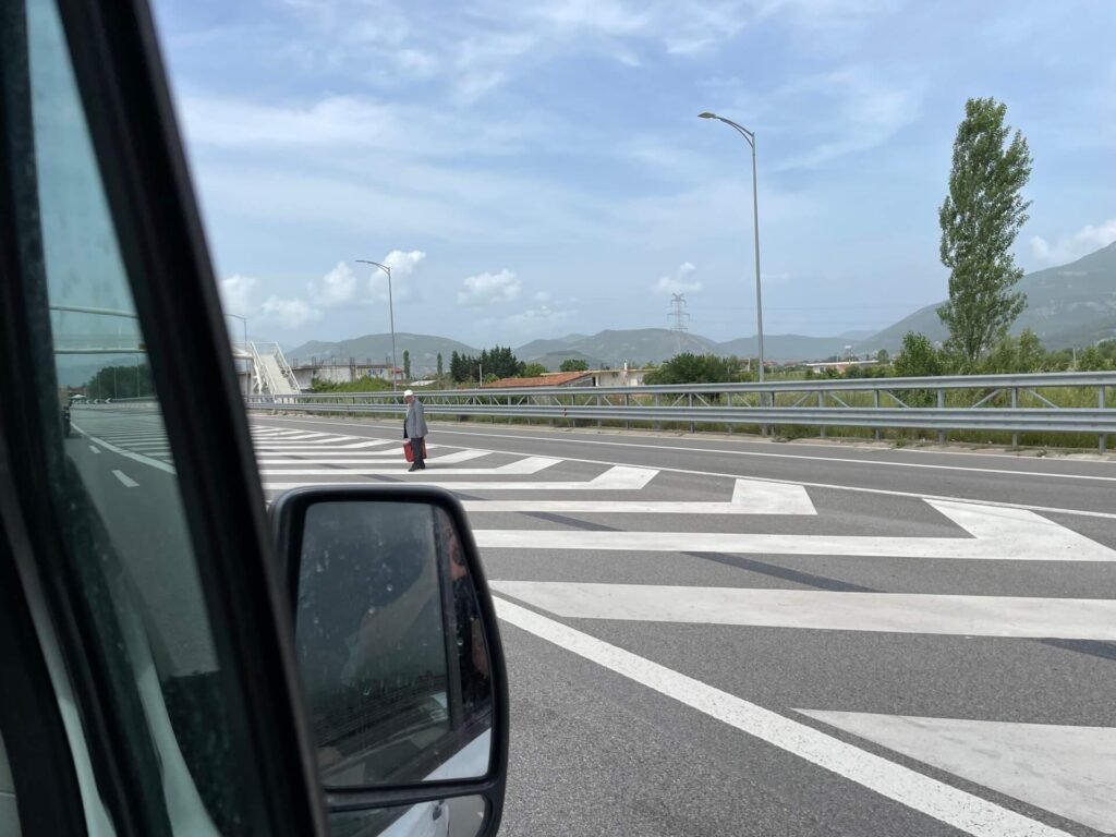 albanie voetganger op snelweg