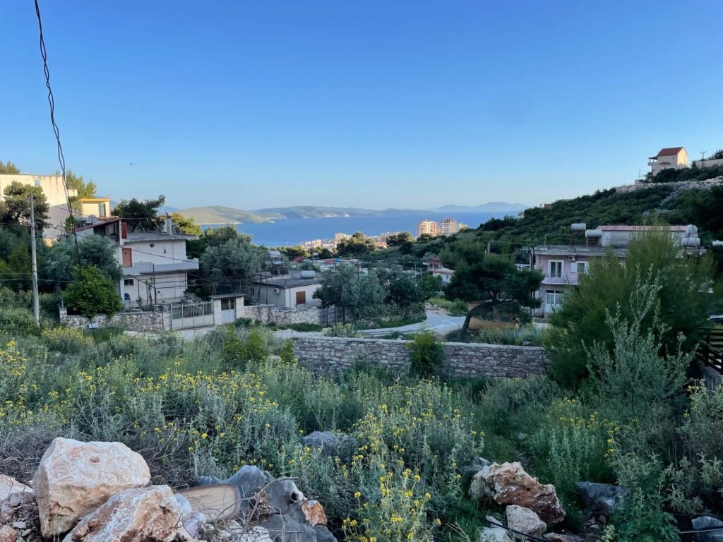 sarande zeezicht straat