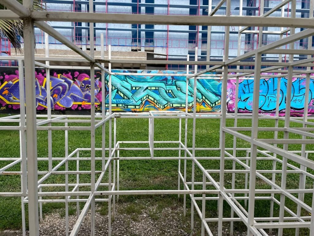 tirana cloud 1 graffiti kleurrijk