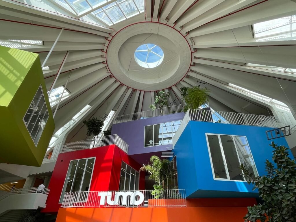 tirana piramide binnen