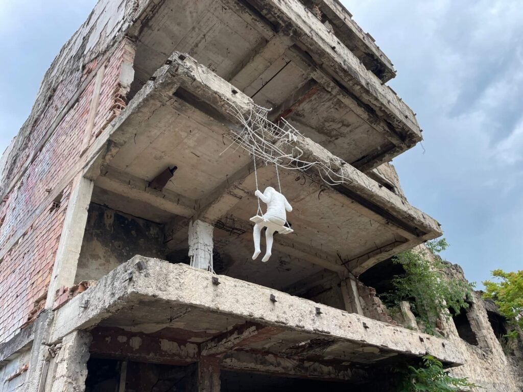 Mostar kunst schommel