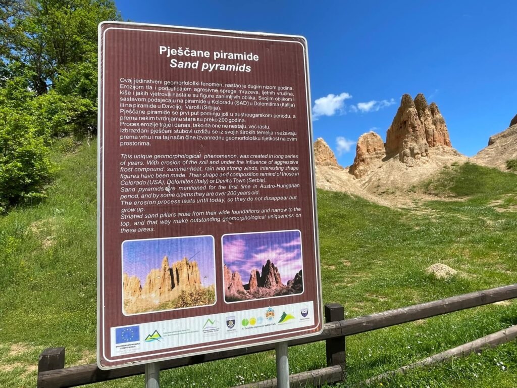 Pjescane pyramides infobord