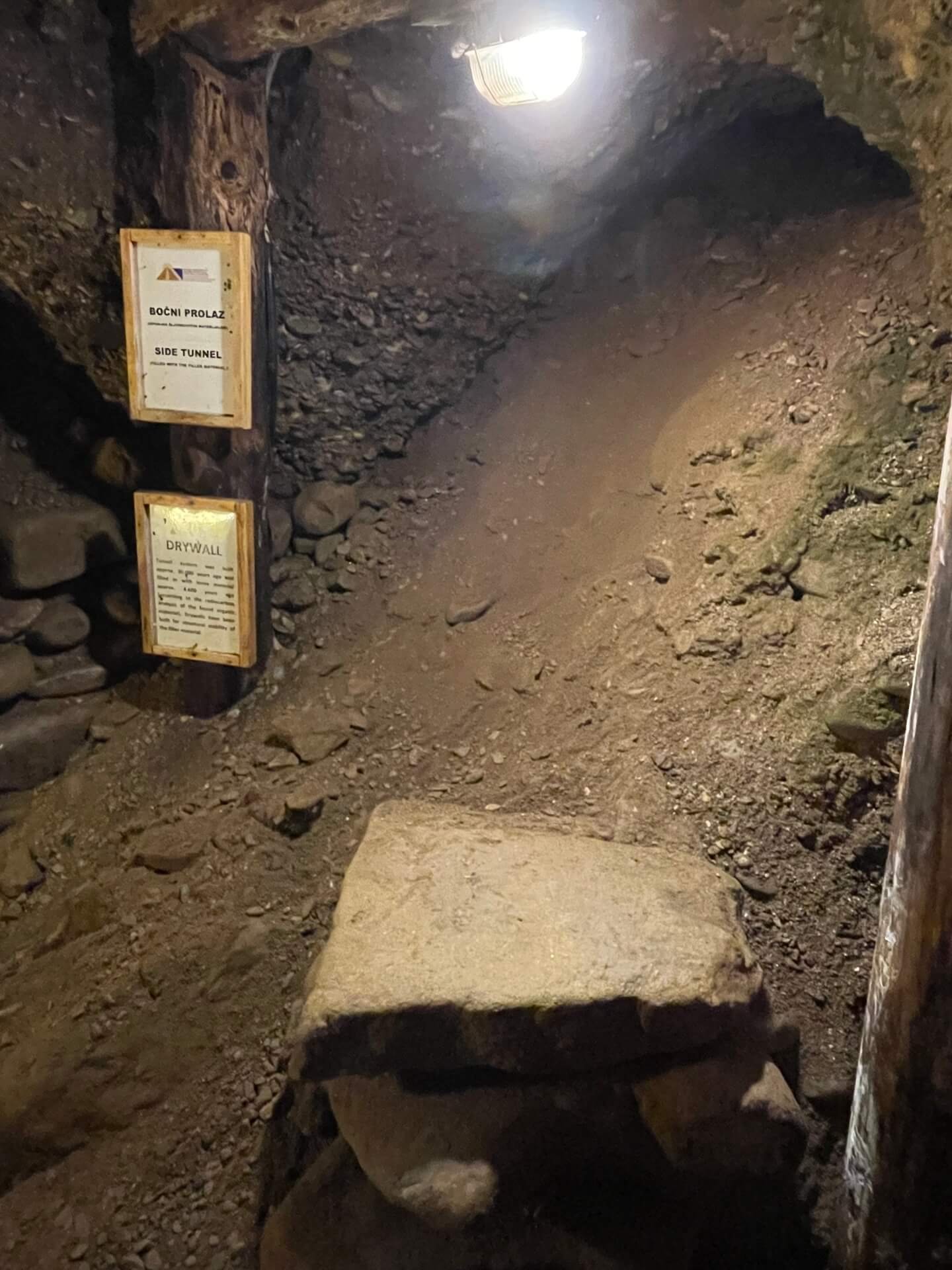 Ravne tunnels zijtunnel