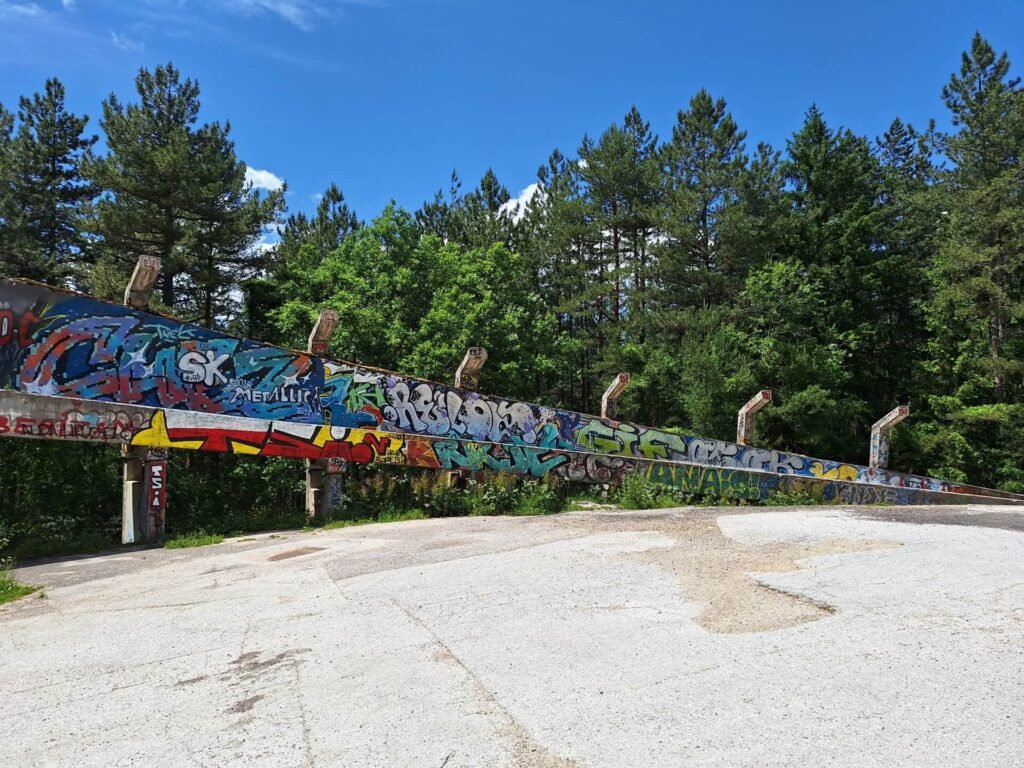 Sarajevo bobsleebaan fleurig