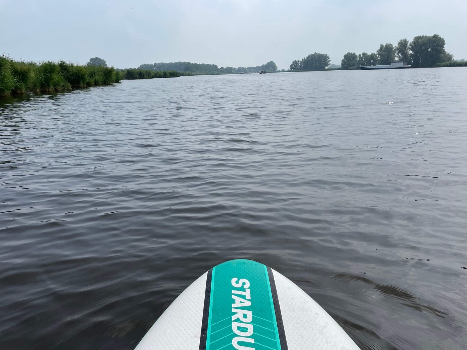 Houten bruiloft sup vredig